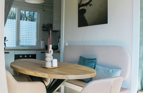 Dirkshorn House | The Kingfisher is a comfortable ground-floor bungalow with fenced garden, wood stove and fully equipped kitchen. Near the beach, dunes and forest of Schoorl, Petten and Bergen. Perfect for families and dog lovers.