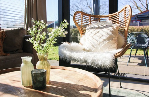Dirkshorn House | The Kingfisher is a comfortable ground-floor bungalow with fenced garden, wood stove and fully equipped kitchen. Near the beach, dunes and forest of Schoorl, Petten and Bergen. Perfect for families and dog lovers.