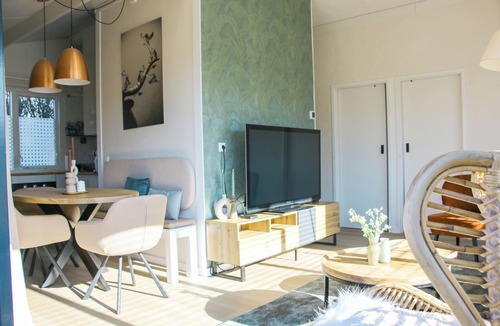 Dirkshorn House | The Kingfisher is a comfortable ground-floor bungalow with fenced garden, wood stove and fully equipped kitchen. Near the beach, dunes and forest of Schoorl, Petten and Bergen. Perfect for families and dog lovers.