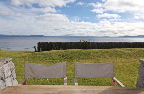 Hatepe House | 'The Lake House', Spacious Family Waterfront