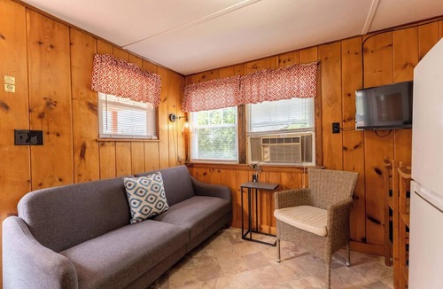 Weirs Beach Cabin | The Lakeview Cottage 15