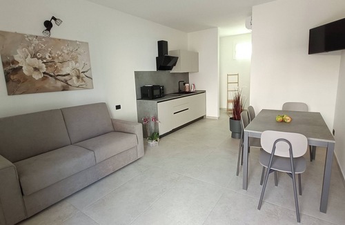 Castelnuovo del Garda Apartment | The land .Accommodations 5 minutes to Gardaland, in the quiet among vineyards and olive trees.