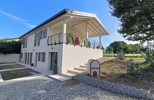 Castelnuovo del Garda Apartment | The land .Accommodations 5 minutes to Gardaland, in the quiet among vineyards and olive trees.