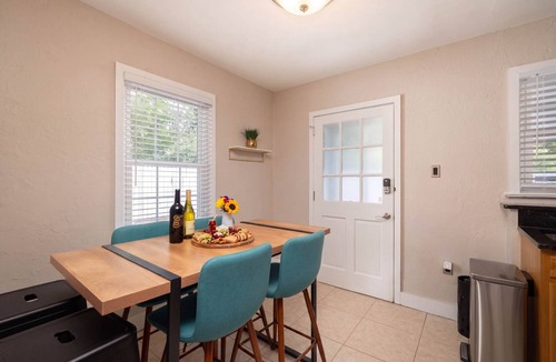 Pleasant Street House | The Landing on 3rd | Walk to UF & Downtown Pets