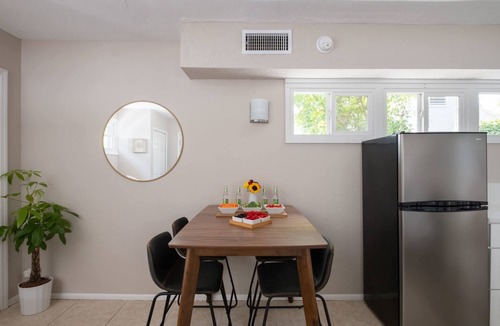 Pleasant Street House | The Landing on 3rd | Walk to UF & Downtown Pets