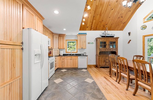 Nottingham House | The Largest Waterfront property on Pawtuckaway Lake for family memories!