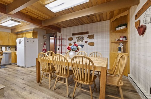 Cold Springs Cabin | The Laughing Pig – 9-Bedroom Family Cabin for 33 with Game Room, Fireplaces & Huge Outdoor Firepit