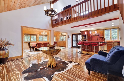 Hamlin Cabin | The Lazy Bear Lodge with hot tub, sauna and movie theater in the Hideout