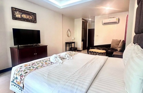 Koh Lan Hostel | The leaf&pool hostel