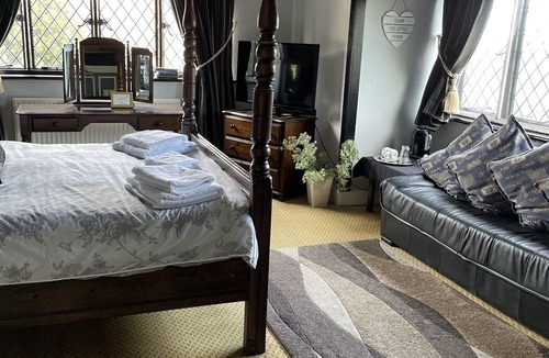 Cobham Hotel | The Leather Bottle