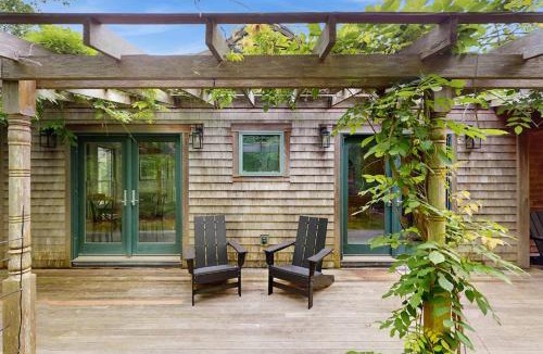West Tisbury House | The Lemonade Stand