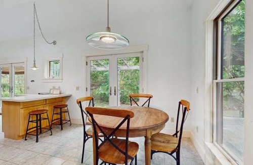 West Tisbury House | The Lemonade Stand