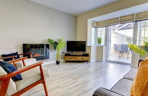 Little Hay Apartment | The Leyburn | Large Executive House | Parking & Garden | Short Term Let by SILVA