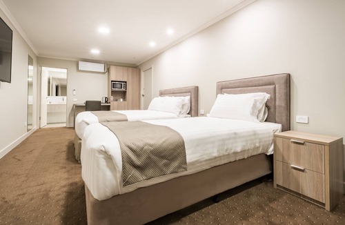 Ulverstone Hotel | The Lighthouse Hotel