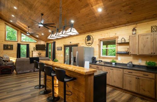Campton House | The Lighthouse - Secluded - Hot Tub - Private Pond