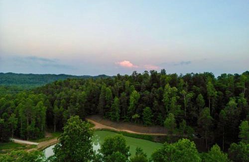 Campton House | The Lighthouse - Secluded - Hot Tub - Private Pond