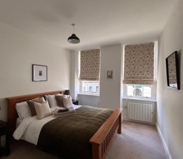 Ross-on-Wye Apartment | The Linen Loft - 2 Bed Apartment - Central Town Location - Reserved Parking Space Included
