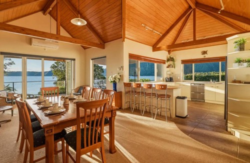 Rototai House | The Lion House - Rotoiti Lakefront Beach & Jetty