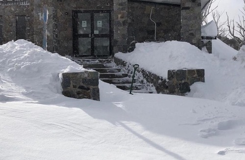 Smiggin Holes Hotel | The Lions Lair Lodge