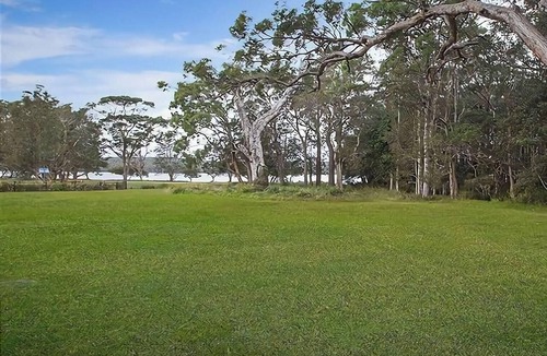 Gwandalan House | The Little Blue Lakehouse - Minutes Walk to Lake!