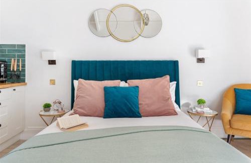 Maenporth House | The Little Pines - 5 min walk to beach and sauna