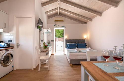 Koukounara Apartment | The Little White House