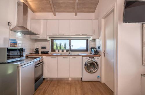 Koukounara Apartment | The Little White House