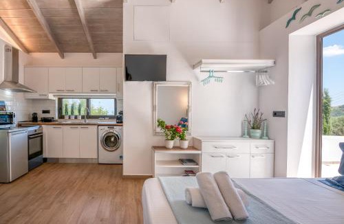 Koukounara Apartment | The Little White House