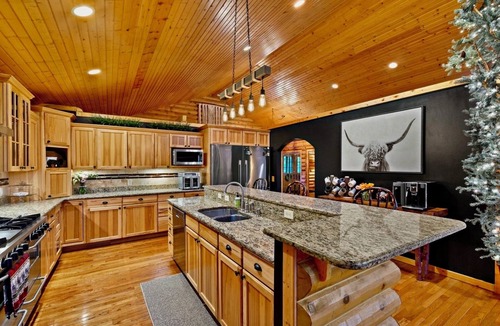 Delavan Cabin | The Lodge: 5 Acre Private Log Home & Resort