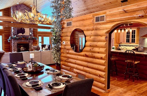 Delavan Cabin | The Lodge: 5 Acre Private Log Home & Resort