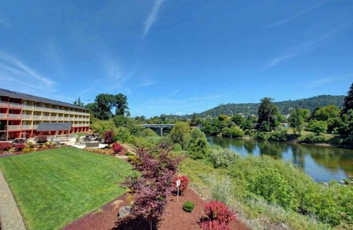 Roseburg Hotel | The Lodge at Roseburg