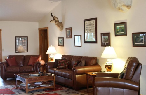 Norfork Cabin | "The Lodge" GREAT FOR GROUPS & Walk-in Norfork River Access in Norfork, AR