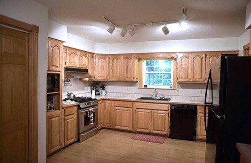 Norfork Cabin | "The Lodge" GREAT FOR GROUPS & Walk-in Norfork River Access in Norfork, AR