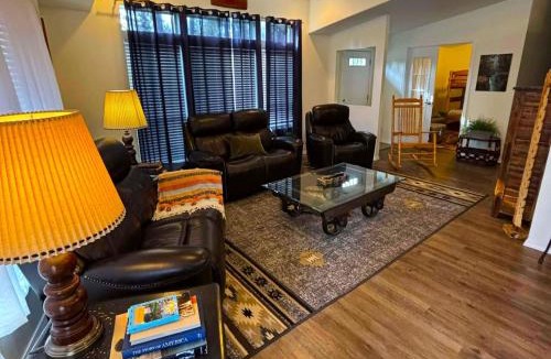 Cave Junction House | The Lodge