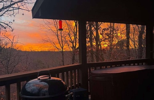 Eureka Springs Cabin | The Loft at Bear Mountain with Hottub