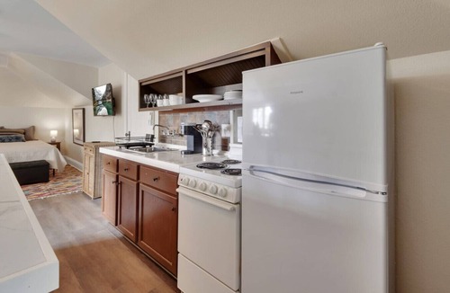 Rogers Deland House | The Loft | Vaulted Studio, Treetop Views, Stetson & Downtown DeLand