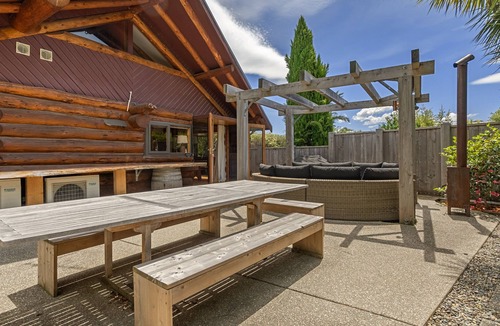 Wanaka Ski Chalet | The Log House, an authentic alpine oasis