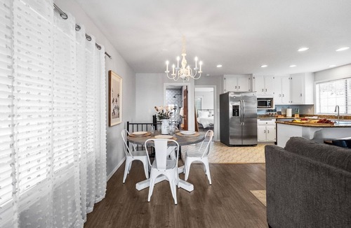 Fallbrook House | The Lookout King Bed! Min away from Wineries, Wedding, venues! Fresh eggs!