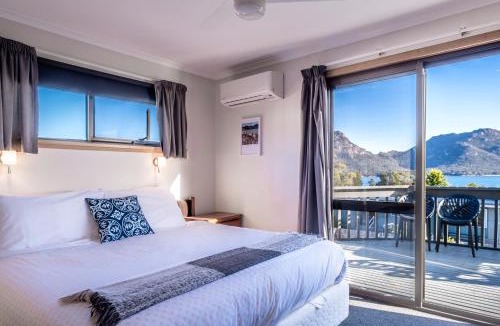 Coles Bay House | The Lookout ~ Large family house with views
