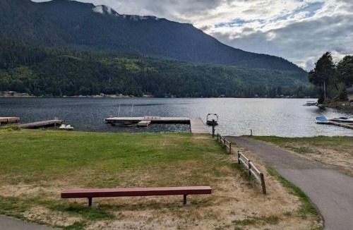 Port Angeles House | “The Lookout Lodge” Lake Sutherland house with private hot tub
