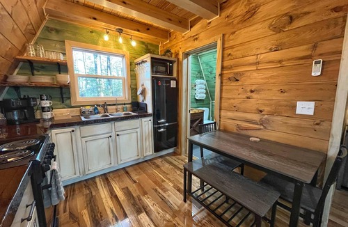 Campton Cabin | The Lookout | Secluded A-Frame | Hot Tub | Games