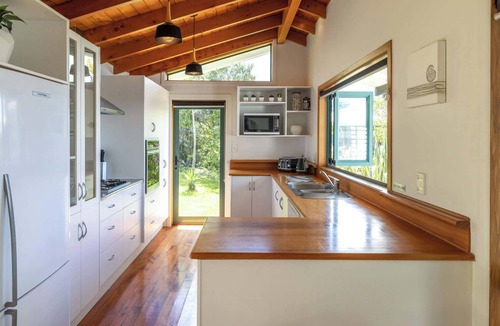 Oneroa House | The Lookout – Stunning Oneroa Bay Views