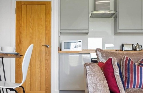 Hythe Apartment | The Lookout - stunning view, seconds from beach