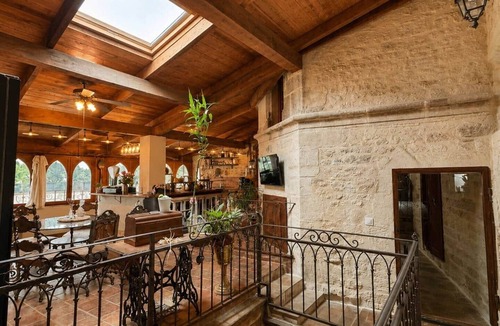 Caderousse House | The Lords’ Suite – Château Vieux d’Ancezune