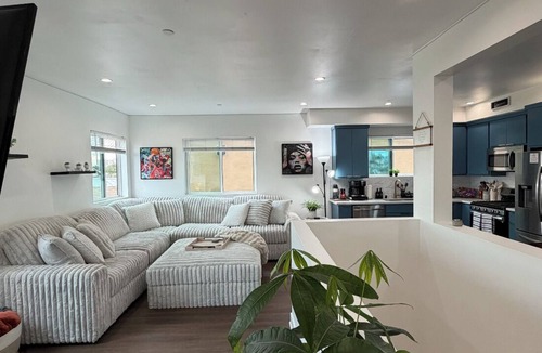 Vernon House | The Lorena Lounge