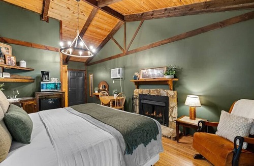 Sautee Nacoochee Bed & Breakfast | The Lost Compass - Suite #1 - Cozy Cabin Retreat