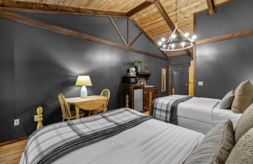 Sautee Nacoochee Bed & Breakfast | The Lost Compass - Suite #2 - Cozy Cabin Retreat