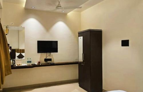 Hadapsar Hotel | The Lotus