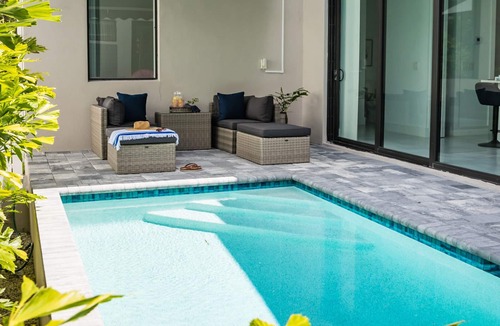 East Naples House | THE LOUNGE. Heated Pool! 10 Minutes to 5th Ave and Beach!