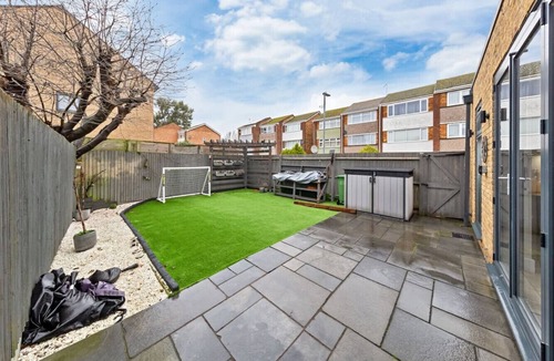 Leavesden House | The Lumos House, 4 Bed property W Free Parking